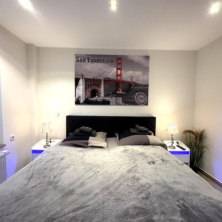Ferienwohnungen Arp "2D" Mit Terrasse Und Parkplatz Itzehoe Esterno foto
