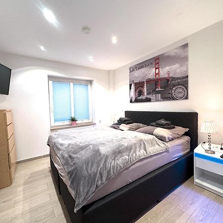 Ferienwohnungen Arp "2D" Mit Terrasse Und Parkplatz Itzehoe Esterno foto